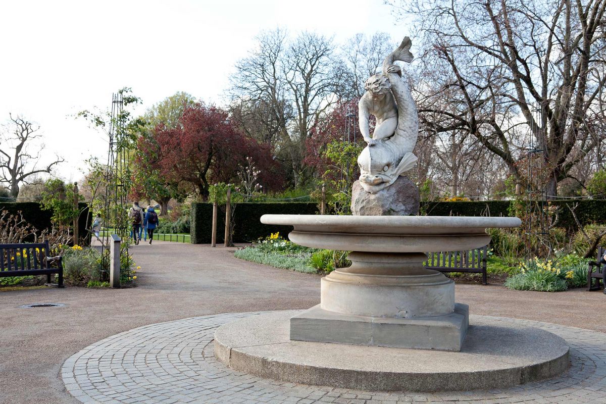 The-marble-Boy-and-Dolphin-Fountain-hyde-park-londres